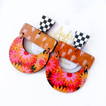 Load image into Gallery viewer, Madeline - Caramel Dash Groovy Flower Black